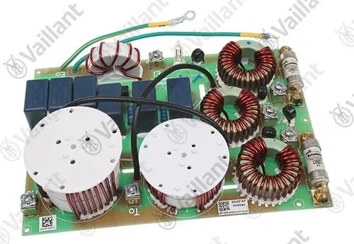 Elektronische Platine von Vaillant mit Spulen, Relais und Sicherungen zur elektromagnetischen Filterung. Komponenten für die elektrische Steuerung und Signalverarbeitung sichtbar.